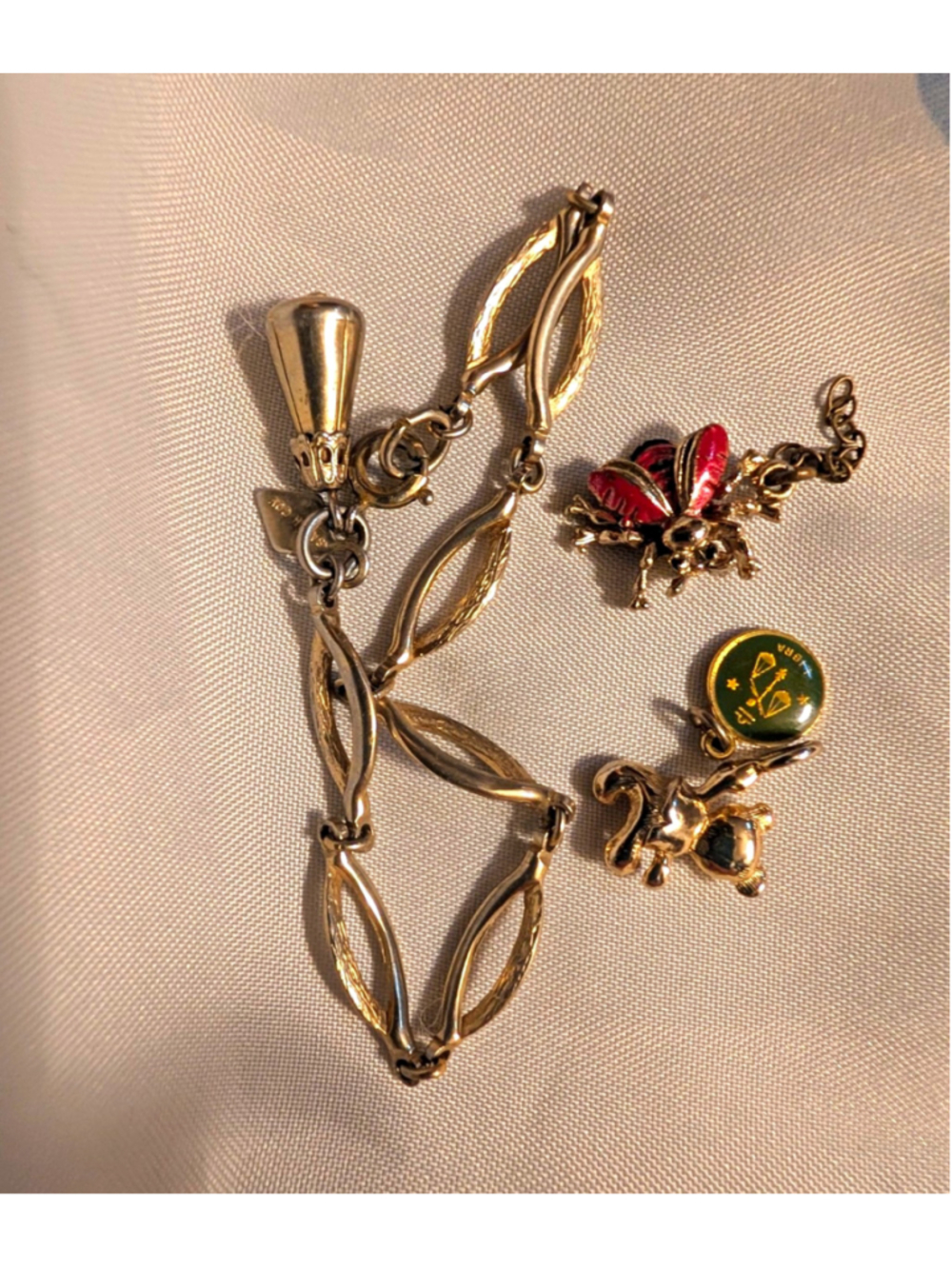 Sarah Coventry Signed Silver Tone Oval Link Charm Bracelet Bee Bear Libra Charms